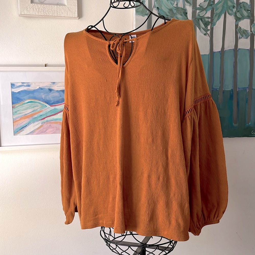 Women’s peasant top with balloon sleeves, size small, good used condition.